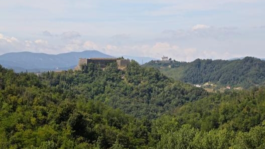 Il forte di Gavi e in secondo piano il Santuario Nostra Signora della Guardia sul Colle dei Turchini. Masperi