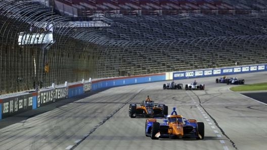 Scott Dixon al comando, sullo sfondo le tribune deserte di Fort Worth, Texas, il 6 giugno. AFP