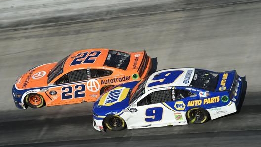 Il duello fatale: in ato la Ford n. 22 di Joey Logan, in basso la Chevrolet n. 9 di Chase Elliott. AFP