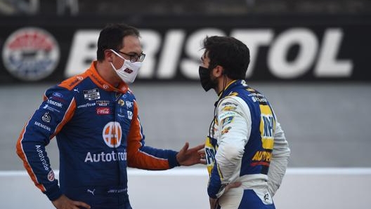 Joey Logano, a sinistra, e Chase Elliott cercano di chiarirsi dopo lo scontro che ha rovinato la loro volata. AFP