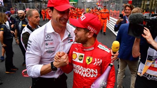 Toto Wolff con Sebastian Vettel. Afp