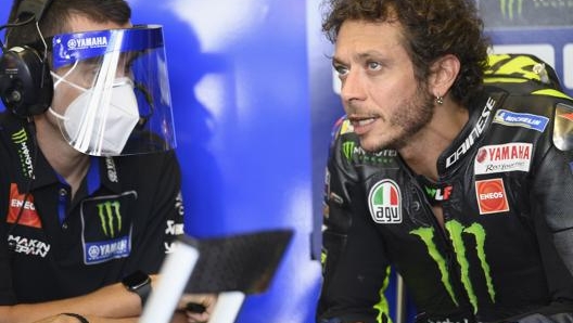 Valentino Rossi ai box con un tecnico. Getty