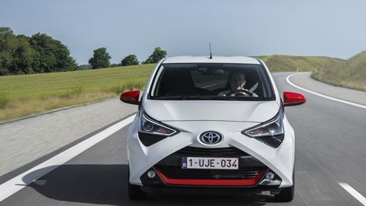 Toyota Aygo Connect, con il motore tre cilindri benzina da 72 cavalli il listino parte da 10.550 euro (7.050 con rottamazione, 8.800 senza)