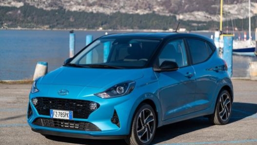 Hyundai i10 Advanced EcoPack ha un listino di 12.900 euro (con l’incentivo pieno si scende a 9.400 euro, senza rottamazione a 11.150)