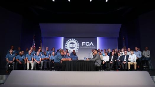 Un incontro del 2019 tra i vertici Uaw e Fca a Auburn Hills. Ap