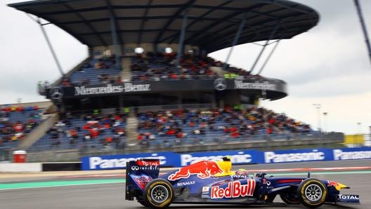 Una immagine del GP di F..1 al Nurburgring 2011: in primo piano Mark Webber allora pilota Red Bull EPA