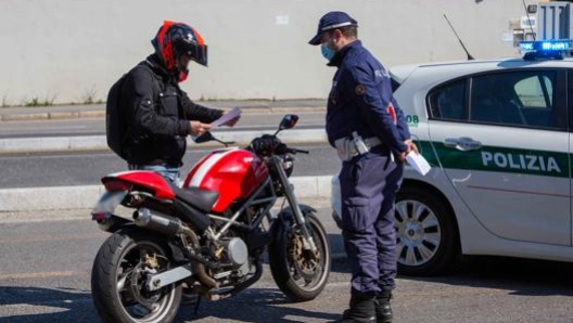 Un posto di controllo a Milano. Ansa