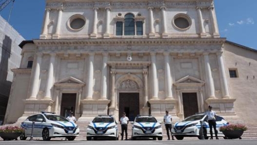 Le quattro nuove Nissan Leaf in dotazione alla Polizia locale dell’Aquila