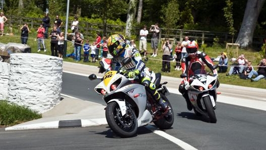 L'esibizione di Valentino Rossi al TT, nel 2009: qui è davanti a Giacomo Agostini. Ap