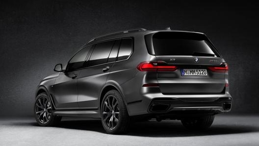 La Bmw X7 Dark Shadow Edition si caratterizza per la speciale verniciatura Frozen Arctic Grey metallizzata