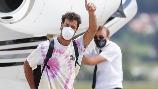 L’arrivo di Daniel Ricciardo con mascherina: i piloti arrivano con voli privati. Afp