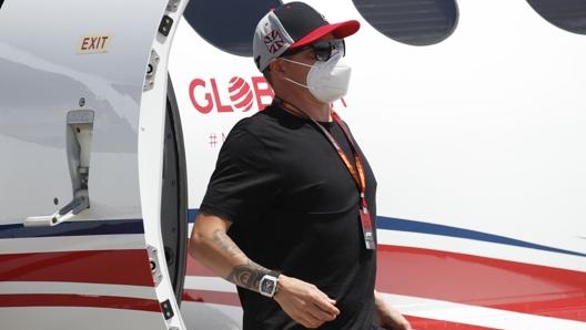 Kimi Raikkonen al suo arrivo in Austria. Afp