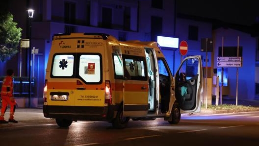 Un’ambulanza sul luogo in cui il 6 luglio una bambina di nove anni è stata investita e uccisa da un pirata della strada, a Bagnolo Mella (Brescia). Ansa