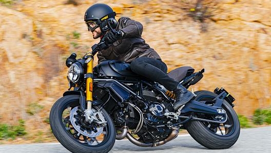 La Ducati Scrambler 1100 Sport Pro con forcella e monoammortizzatore Öhlins