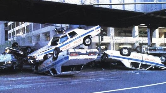 Un groviglio delle auto realmente distrutte sul set