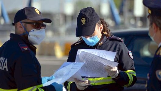 Un controllo della polizia stradale. Ansa