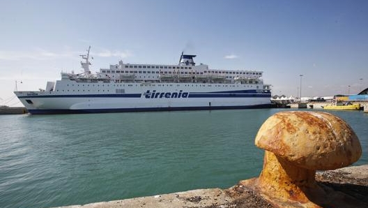 Una nave ormeggiata nel porto di Civitavecchia. Di Meo