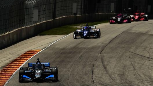 Rosenqvist al comando durante l’ultimo giro della gara di Indycar di domenica in Wisconsin. Afp