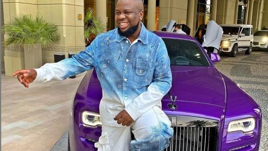 Hushpuppi con una delle sue amate Rolls-Royce