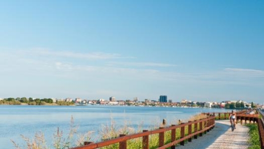 La pista ciclabile a Grado. PromoTurismoFVG/Gianluca Baronchelli