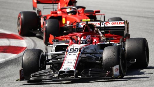 Antonio Giovinazzi davanti a Sebastian Vettel in Austria. Getty