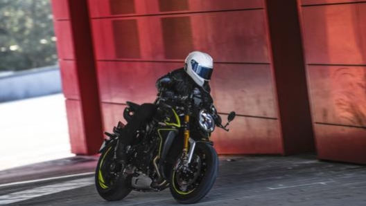 Brutale 1000 RR, il faro anteriore è dotato di tecnologie Full Led e Cornering Lights