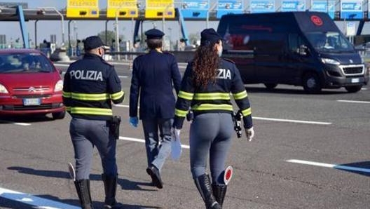 Un controllo della polizia stradale in un casello dell’autostrada (Ansa)