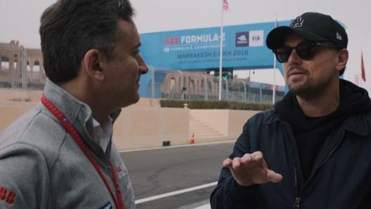 Alejandro Agag, 49 anni, inventore e patron della Formula E, nel paddock con Leonardo di Caprio, 45