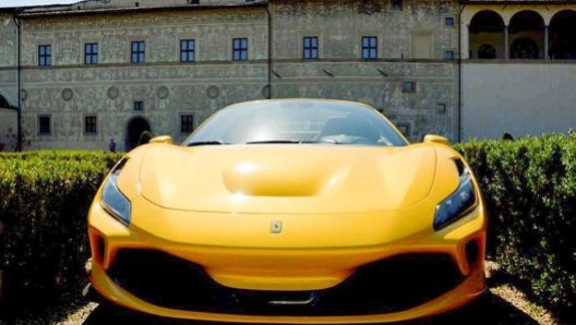 La Ferrari F8 Spider utilizzata per il servizio ha una carrozzeria in giallo Modena