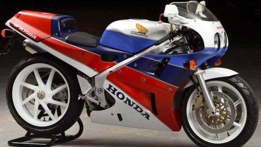 La Honda RC30 equipaggiata con un motore quattro cilindri a V