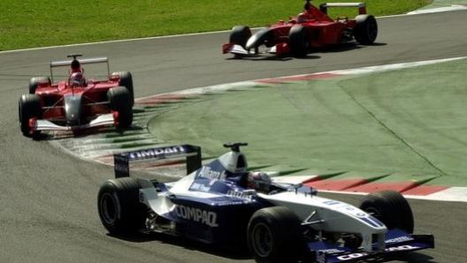 Montoya su Williams in testa al GP Italia 2001. Ap