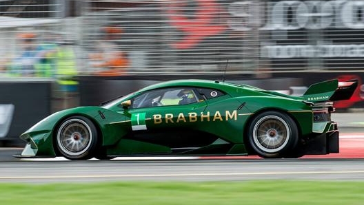 La Brabham BT 62 ha telaio tubolare e motore V8 da 5.4 litri che eroga 710 cv e 667 Nm.