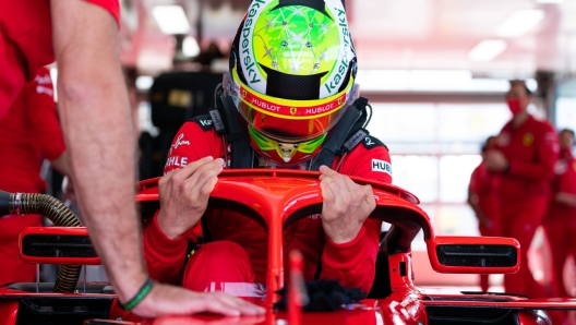 Schumi Jr. entra nella SF71H pronto per i test del pomeriggio. Aveva già guidato la SF90 in Bahrain nel 2019