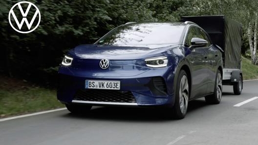 Nella clip  si vede la Volkswagen Id .4 affrontare fondi dissestati, salite e discese ripide e trainare un carrell