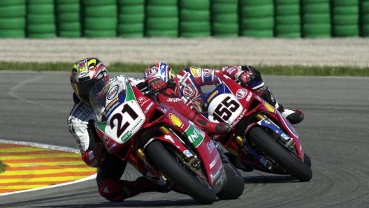 Troy Bayliss nel 2001, inseguito da Ben Bostrom. WorldSBK