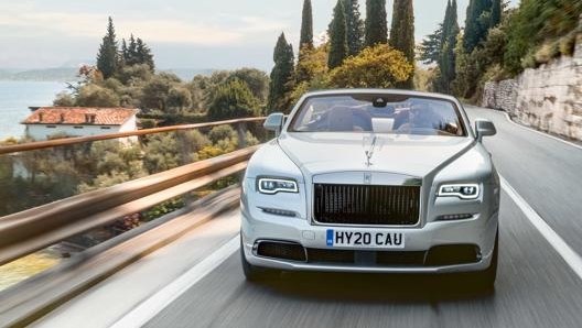 La Rolls-Royce Dawn Silver Bullet sul lago di Garda