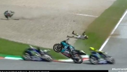 La moto di MOrbidelli, al centro, sfiora Vinales e Rossi