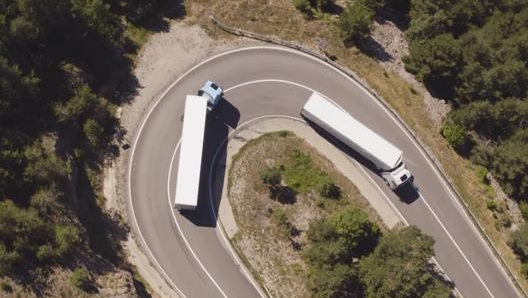 Un Tir Volvo FH diesel, seguito dal suo gemello alimentato a metano liquido Lng