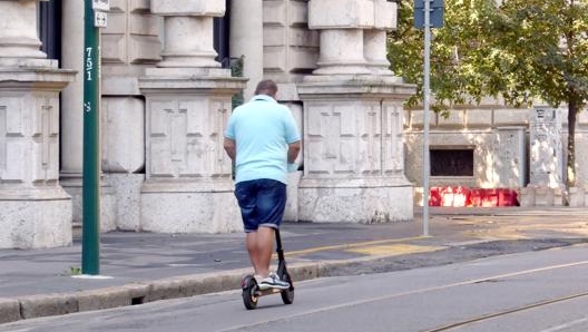 Un uomo in monopattino a Milano. Ansa