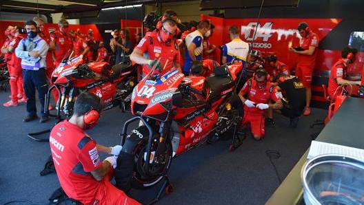 Il team Ducati al lavoro sulla moto di Dovizioso durante le prove libere 1