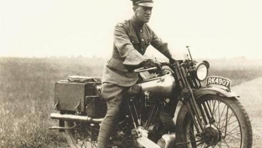 Lawrence com la sua Brough Superior SS 100