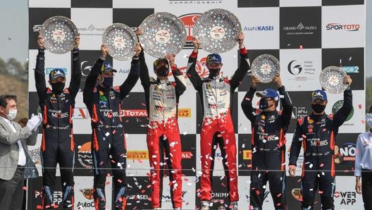 Il podio di giornata con Evans (Toyota), Neuville (Hyundai) e Loeb (Hyundai). Afp