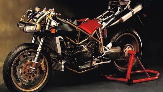 Per decenni Ducati è stata sinonimo di motori bicilindrici e telai a tubolari. Ma i tempi cambiano