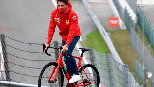 Charles Leclerc ispezione in bici la pista di Spa. Afp