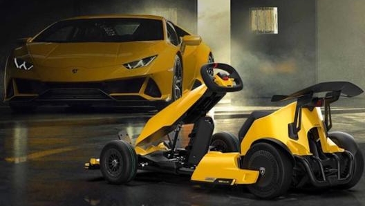 Il Ninebot GoKart Pro Lamborghini Edition con la Huracan sullo sfondo