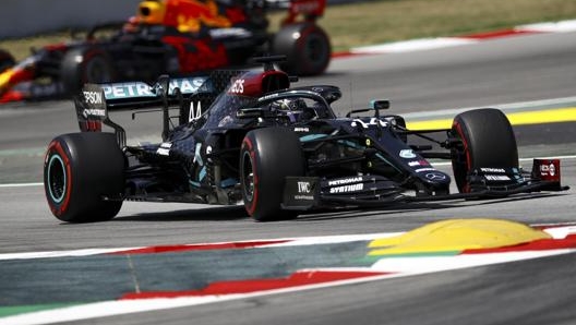 Hamilton in azione in Spagna con la sua Mercedes. Epa