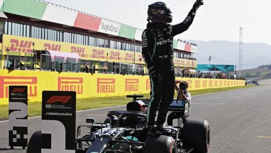 Lewis Hamilton saluta il pubblico del Mugello dopo la pole. Getty