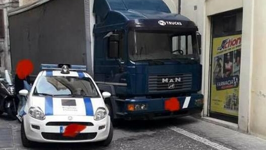 Nella foto tratta dal profilo di un utente di Facebook, il curioso ingorgo causato dall’auto dei vigili in divieto di sosta