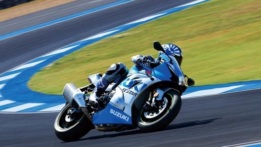 La Suzuki GSX-R1000R Anniversary in azione in pista.