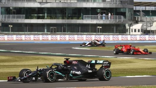 Un momento di gara-1 a Silverstone: la gara è stata poi vinta da Lewis Hamilton (LaPresse)